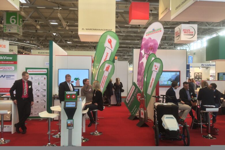 Messesysteme von Islinger mit verschiedenen Ständen und Besuchern auf einer Messe.